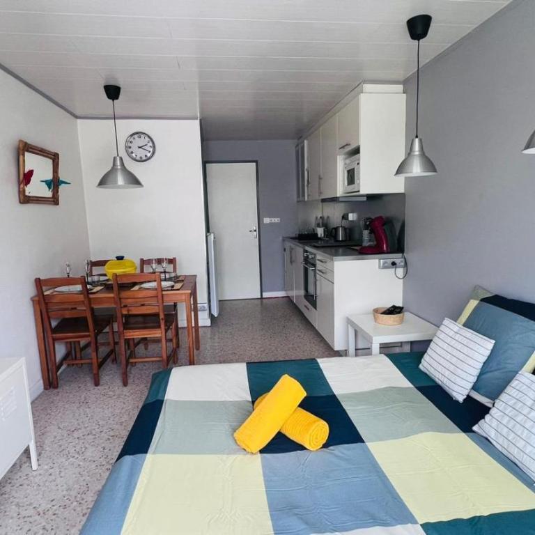 Studio dans quartier calme - climatisation - terrasse - parking - à 900m des plages et 400m des commerces - Appartamento con 2 Camere da Letto - 1