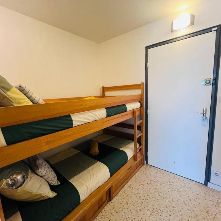 Studio dans quartier calme - climatisation - terrasse - parking - à 900m des plages et 400m des commerces - Appartamento con 2 Camere da Letto - 8