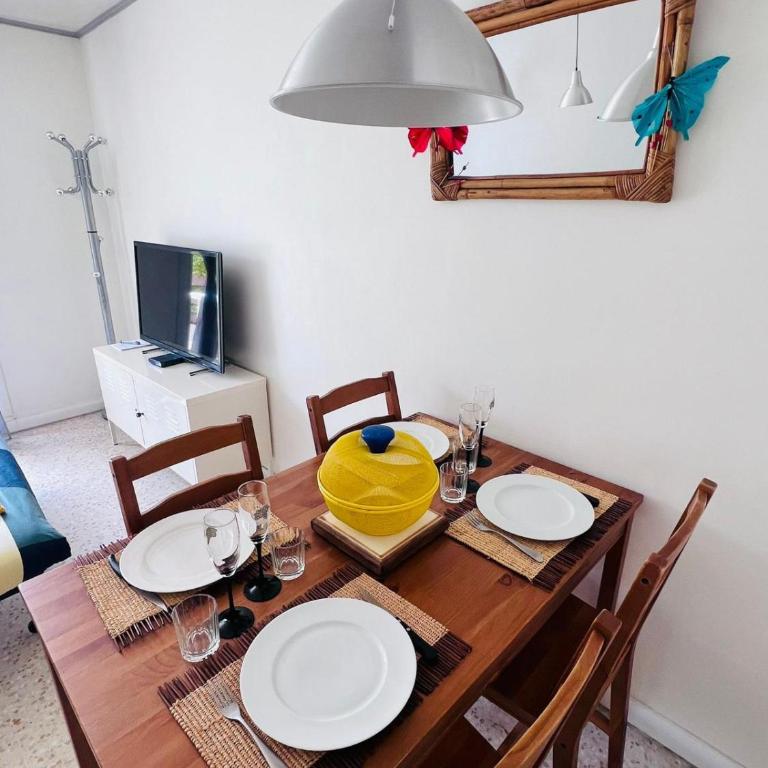 Studio dans quartier calme - climatisation - terrasse - parking - à 900m des plages et 400m des commerces - Appartamento con 2 Camere da Letto - 4