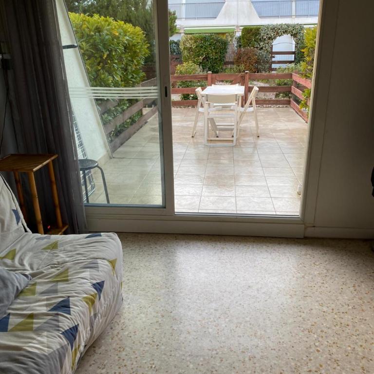 Studio dans quartier calme - climatisation - terrasse - parking - à 900m des plages et 400m des commerces - Appartamento con 2 Camere da Letto - 6