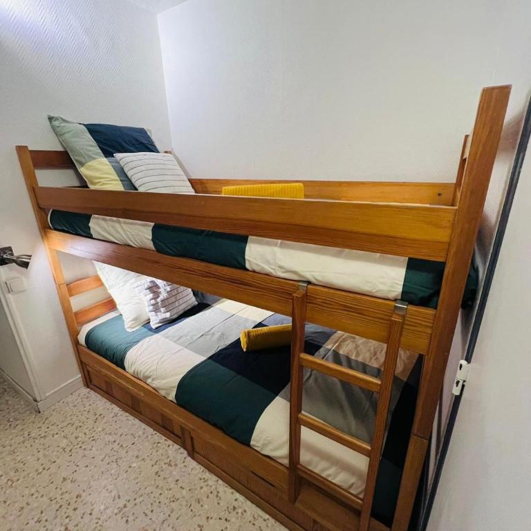 Studio dans quartier calme - climatisation - terrasse - parking - à 900m des plages et 400m des commerces - Appartamento con 2 Camere da Letto - 7
