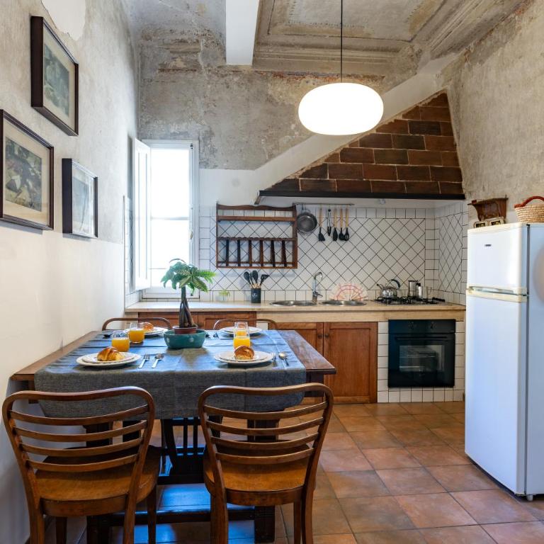 Sant'Antonino Cozy Corner - Three-Bedroom Apartment - 7