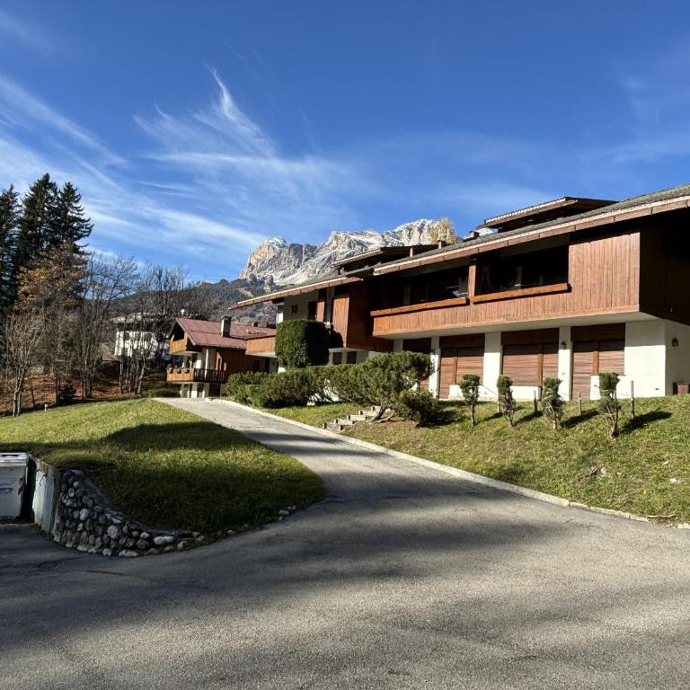 Casa Funivia, immersa nel verde e vicina al centro di Cortina - Appartamento con Balcone - 31