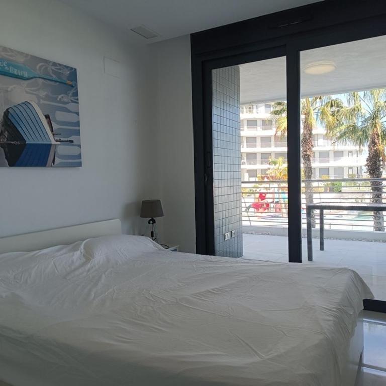 Moderno apartamento con terraza y vistas al mar R22 by Novadesta - Two-Bedroom Apartment - 7