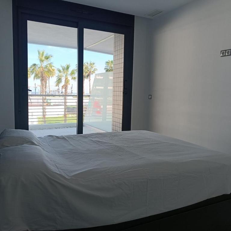 Moderno apartamento con terraza y vistas al mar R22 by Novadesta - Two-Bedroom Apartment - 9
