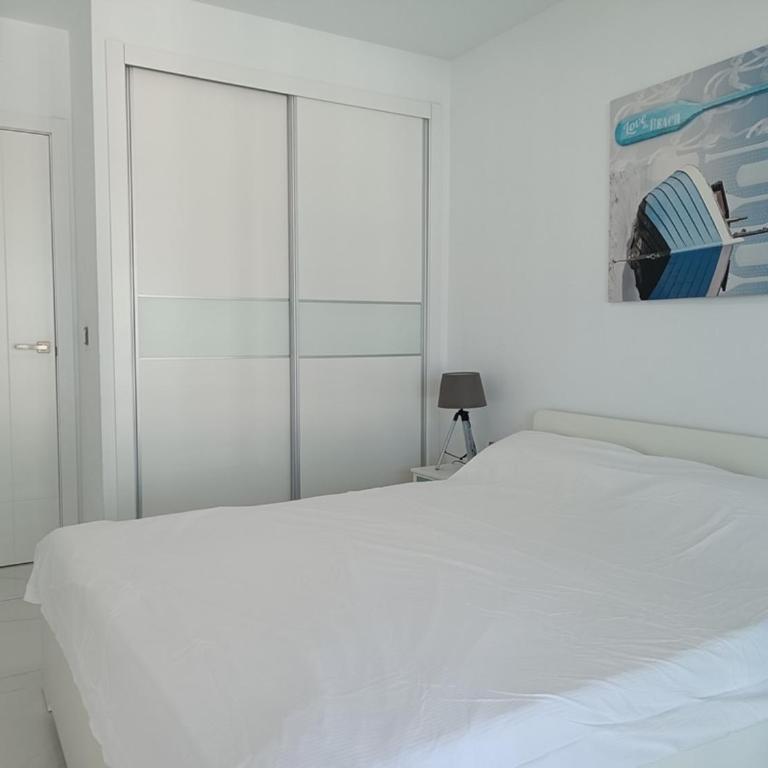 Moderno apartamento con terraza y vistas al mar R22 by Novadesta - Two-Bedroom Apartment - 8