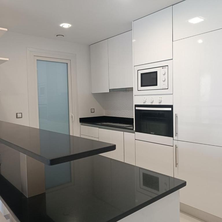 Moderno apartamento con terraza y vistas al mar R22 by Novadesta - Two-Bedroom Apartment - 6
