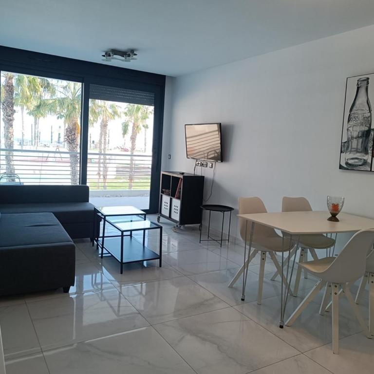Moderno apartamento con terraza y vistas al mar R22 by Novadesta - Two-Bedroom Apartment - 4