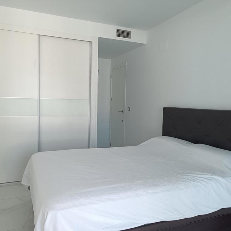 Moderno apartamento con terraza y vistas al mar R22 by Novadesta - Two-Bedroom Apartment - 10