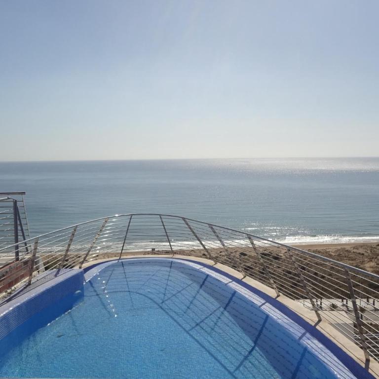 Moderno apartamento con terraza y vistas al mar R22 by Novadesta - Two-Bedroom Apartment - 25