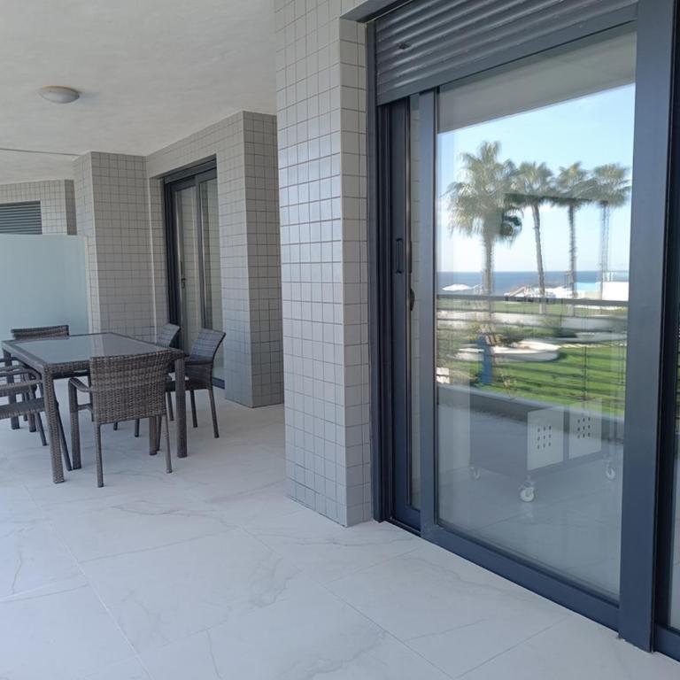 Moderno apartamento con terraza y vistas al mar R22 by Novadesta - Two-Bedroom Apartment - 13