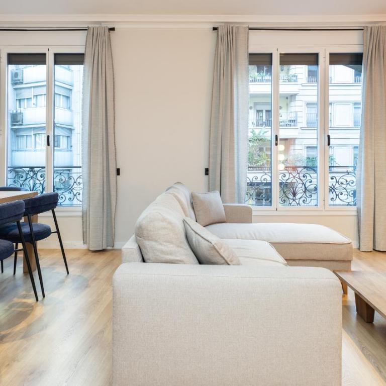 Stay U-nique Apartments Balmes II - Four-Bedroom Apartment - 36