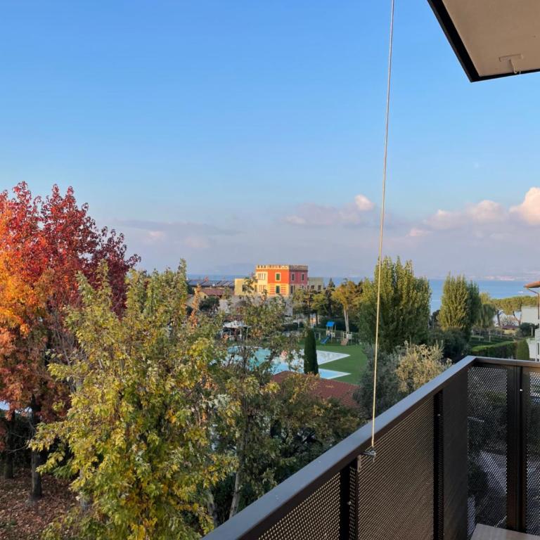 Plaza Lago di Garda Rooms - Rooftop, Lakeview & Jacuzzi - Deluxe Double Room with Balcony and Partial Lake View - 1