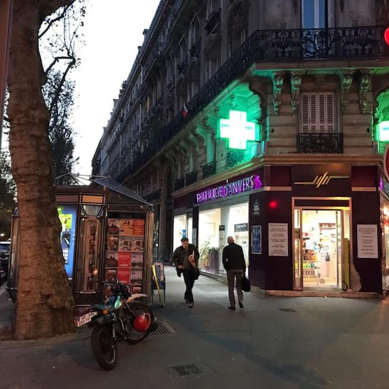 Montmartre Rue des Martyrs Loft with AC, 4-7 PEO - Appartement 3 Chambres - 93