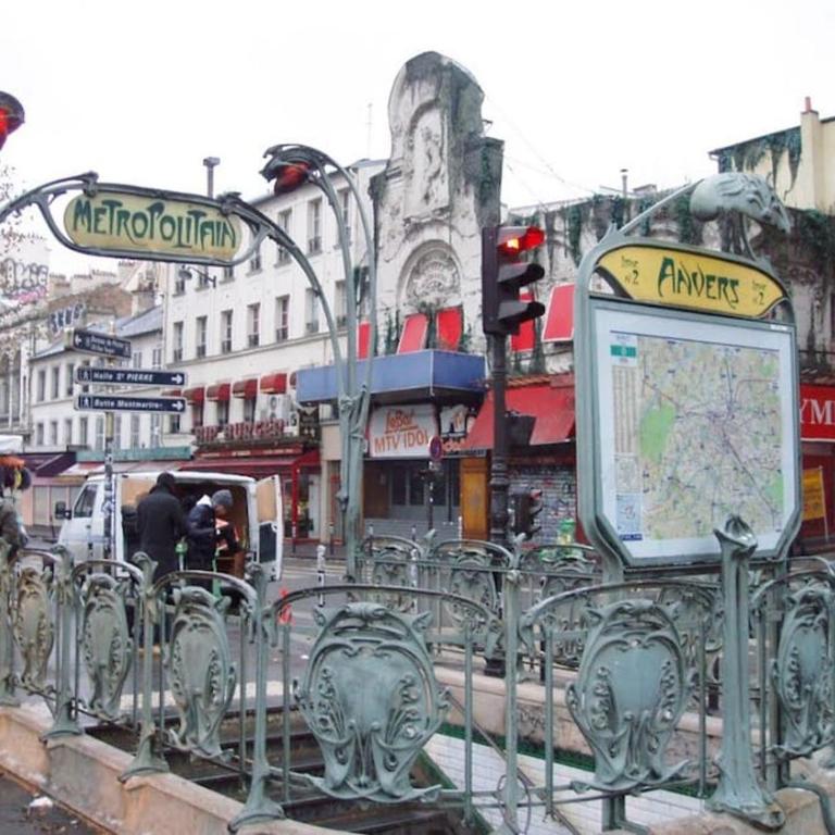 Montmartre Rue des Martyrs Loft with AC, 4-7 PEO - Appartement 3 Chambres - 82