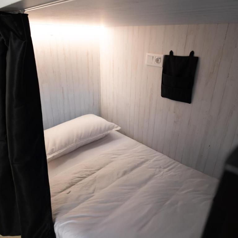 Adventure Hostel Madrid - 8-Bed Mixed Dormitory Room - 10