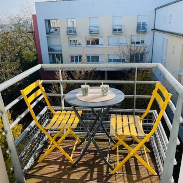 Studio proche tram- Parking privé - 2 voyageurs - Studio with Sofa Bed - 22