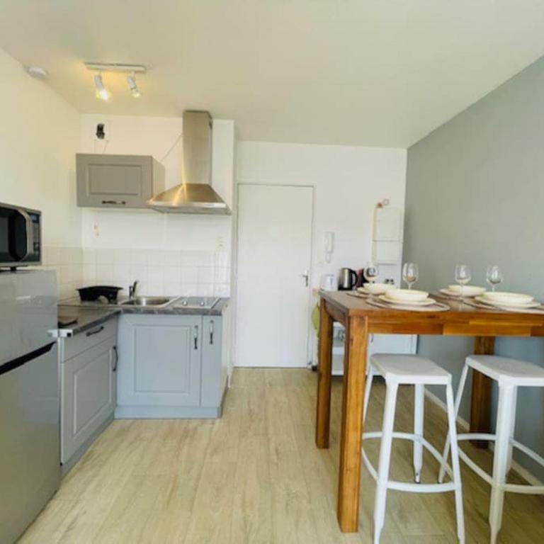 Studio proche tram- Parking privé - 2 voyageurs - Studio with Sofa Bed - 11