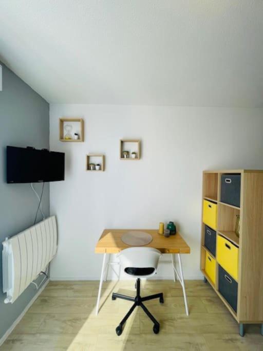 Studio proche tram- Parking privé - 2 voyageurs - Studio with Sofa Bed - 16