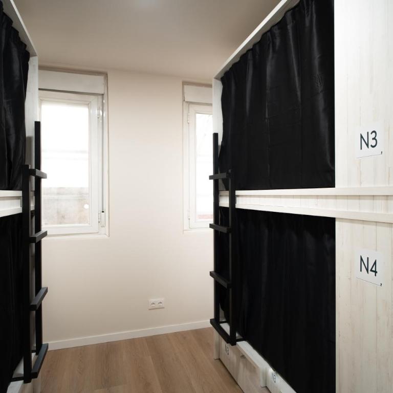 Adventure Hostel Madrid - 4-Bed Mixed Dormitory Room - 12