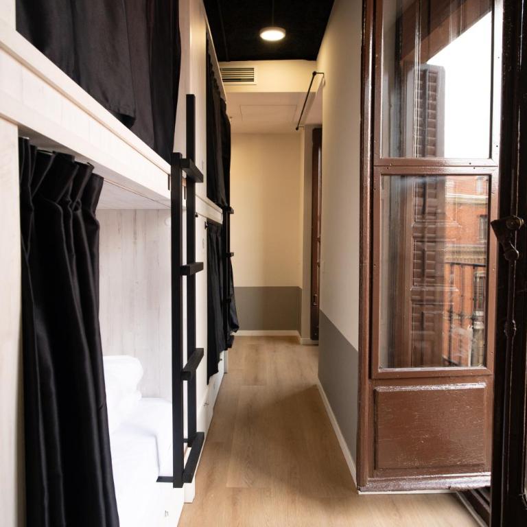 Adventure Hostel Madrid - 8-Bed Mixed Dormitory Room - 1