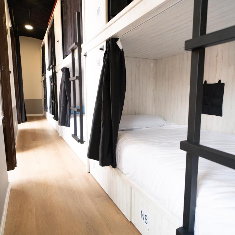 Adventure Hostel Madrid - 8-Bed Mixed Dormitory Room - 11
