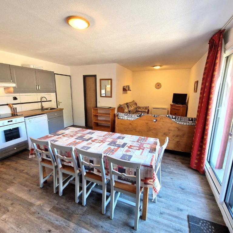 Appartement 3 Pièces + Cabine 8/10 Pers. - Cœur de Station, Proche Pistes et Commerces, 55m² - FR-1-265-191 - Appartement (10 Adultes) - 12