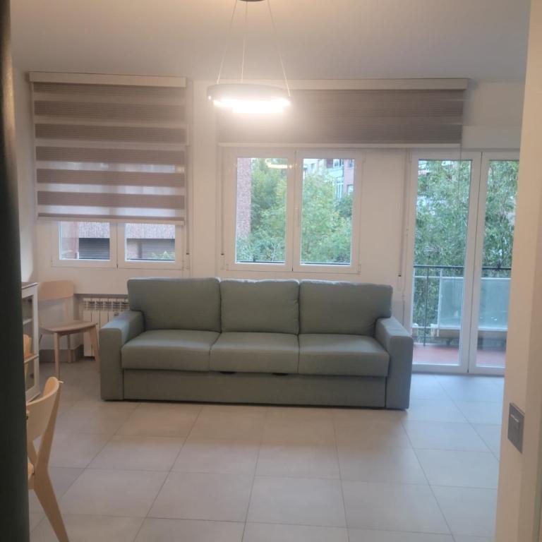 250m Chamartin, 250m plaza castilla, 3 stops Bernabeu - Two-Bedroom Apartment - 1