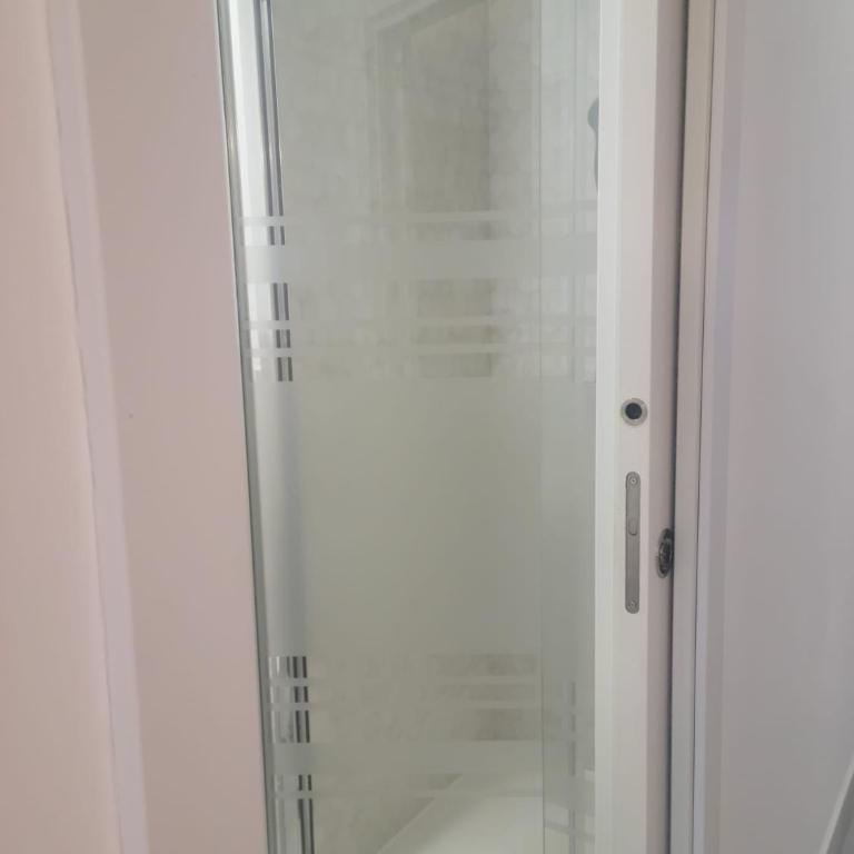 250m Chamartin, 250m plaza castilla, 3 stops Bernabeu - Two-Bedroom Apartment - 8