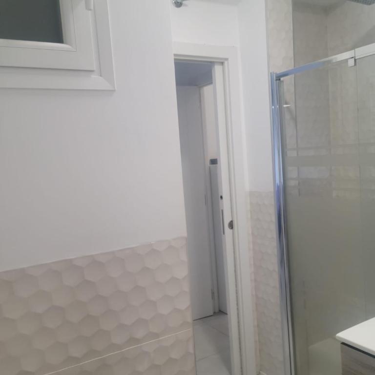 250m Chamartin, 250m plaza castilla, 3 stops Bernabeu - Two-Bedroom Apartment - 13