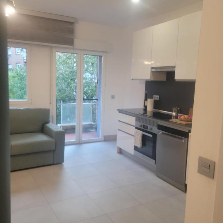 250m Chamartin, 250m plaza castilla, 3 stops Bernabeu - Two-Bedroom Apartment - 16