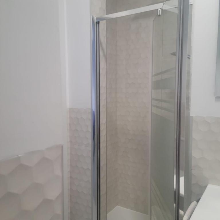 250m Chamartin, 250m plaza castilla, 3 stops Bernabeu - Two-Bedroom Apartment - 18