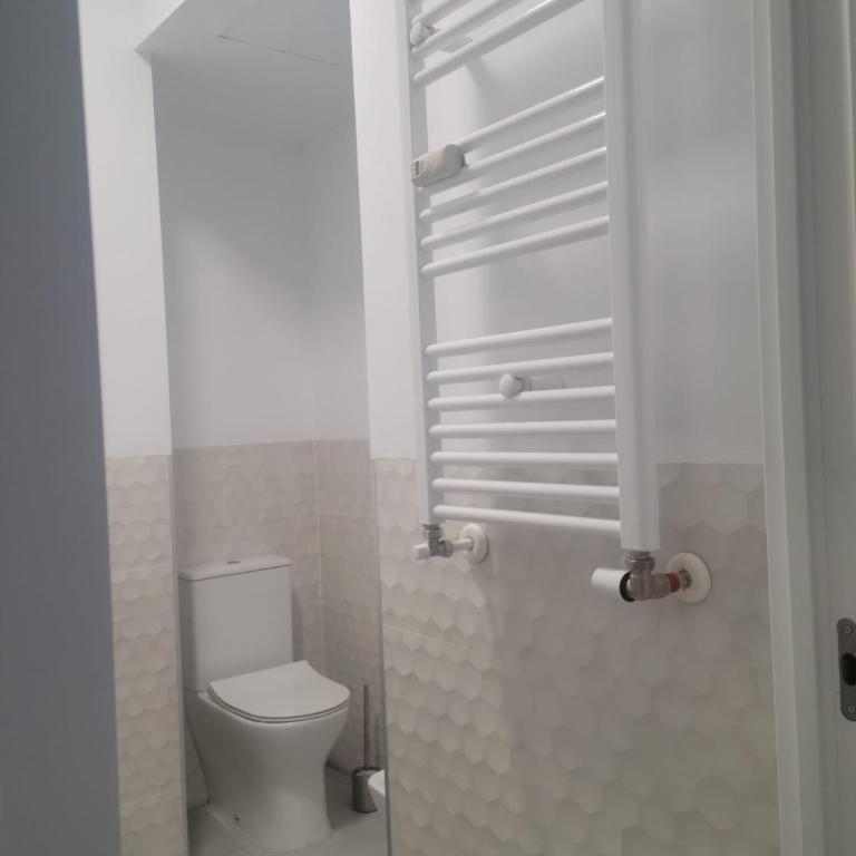 250m Chamartin, 250m plaza castilla, 3 stops Bernabeu - Two-Bedroom Apartment - 19