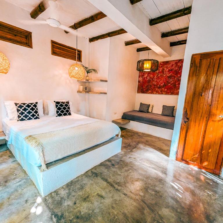 Casa Coraje - Habitación con cama grande y vistas al jardín - 4