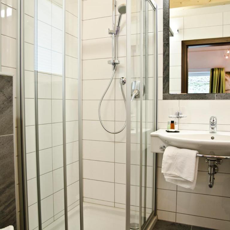 Hotel Tannenhof - Doppelzimmer mit Zustellbett - 1