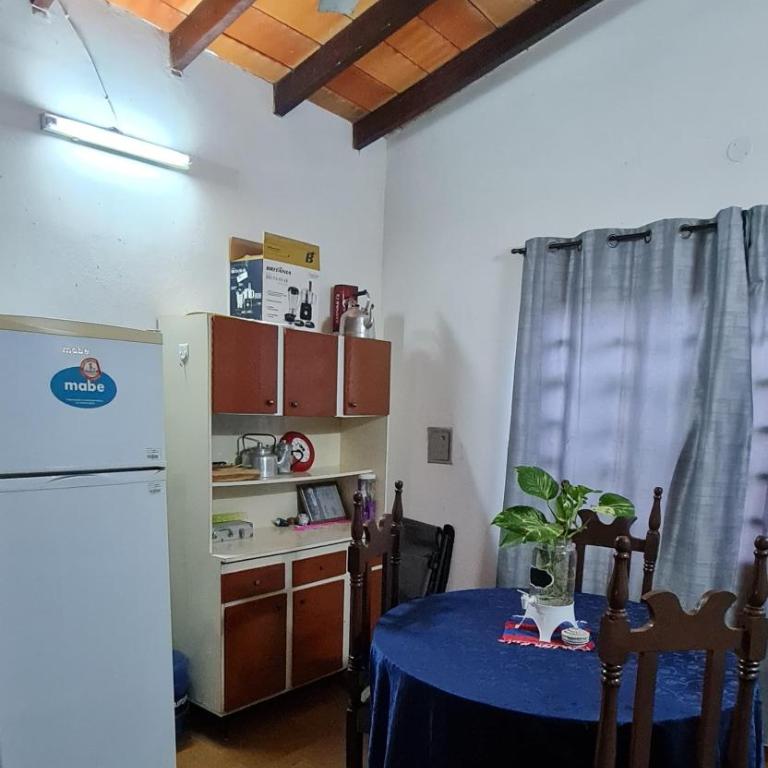 Casa familiar estilo colonial a metros del lago - Two-Bedroom House - 19
