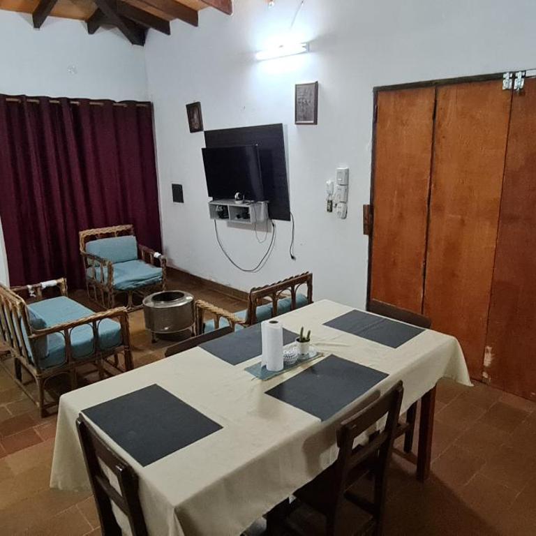 Casa familiar estilo colonial a metros del lago - Two-Bedroom House - 17