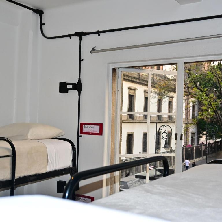 Hostel Mundo Joven Catedral - Bed in 6-Bed Mixed Dormitory Room Exterior Shared Bathroom - Zocalo View - 3