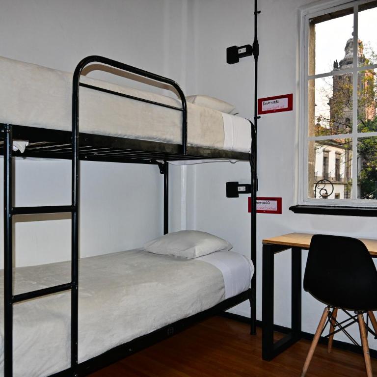 Hostel Mundo Joven Catedral - Bed in 6-Bed Mixed Dormitory Room Exterior Shared Bathroom - Zocalo View - 2