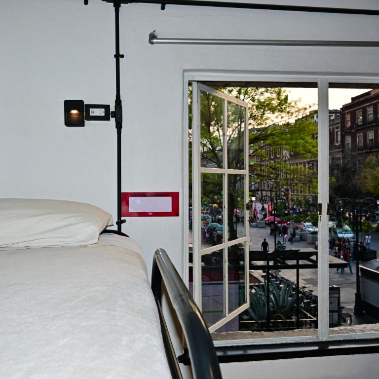 Hostel Mundo Joven Catedral - Bed in 6-Bed Mixed Dormitory Room Exterior Shared Bathroom - Zocalo View - 4