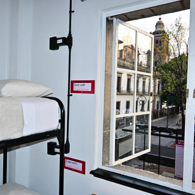 Hostel Mundo Joven Catedral - Bed in 6-Bed Mixed Dormitory Room Exterior Shared Bathroom - Zocalo View - 1