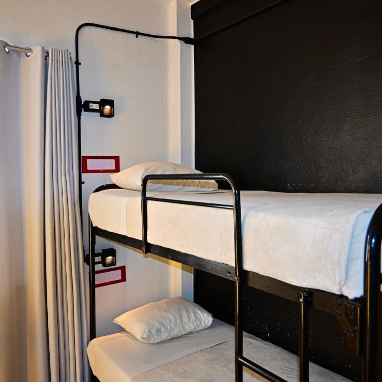 Hostel Mundo Joven Catedral - Bed in 6-Bed Female Dormitory Room Exterior Shared Bathroom - Zocalo View - 1