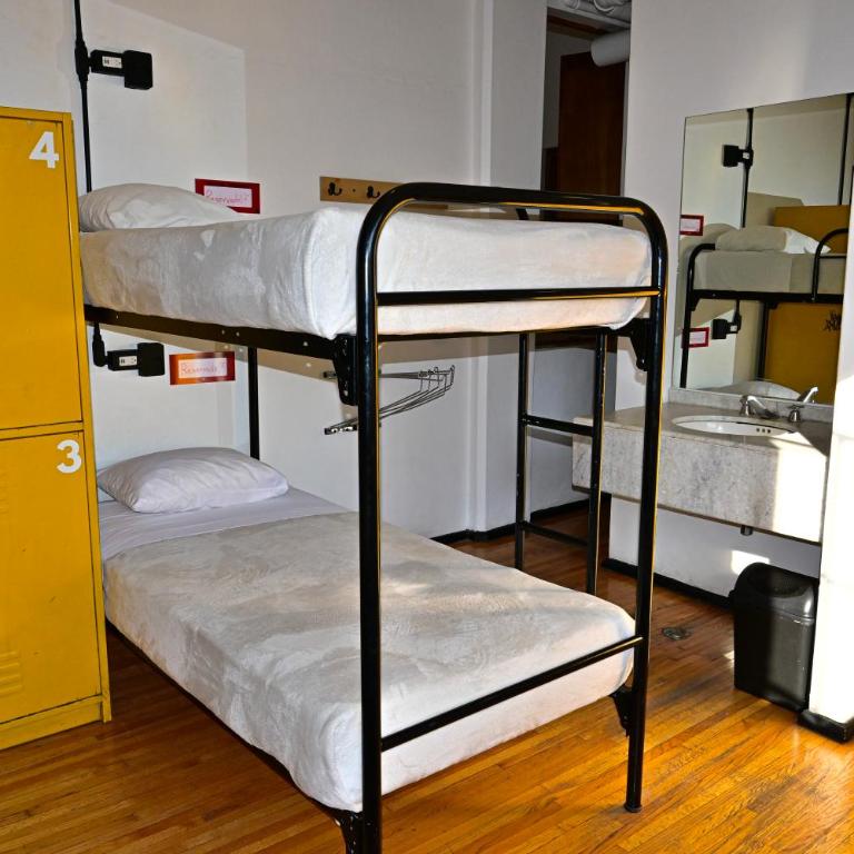 Hostel Mundo Joven Catedral - Bed in 6-Bed Mixed Dormitory Room Exterior Shared Bathroom - Zocalo View - 6