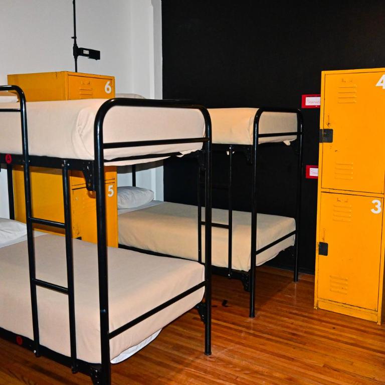 Hostel Mundo Joven Catedral - Bed in 6-Bed Mixed Dormitory Room Exterior Shared Bathroom - 1