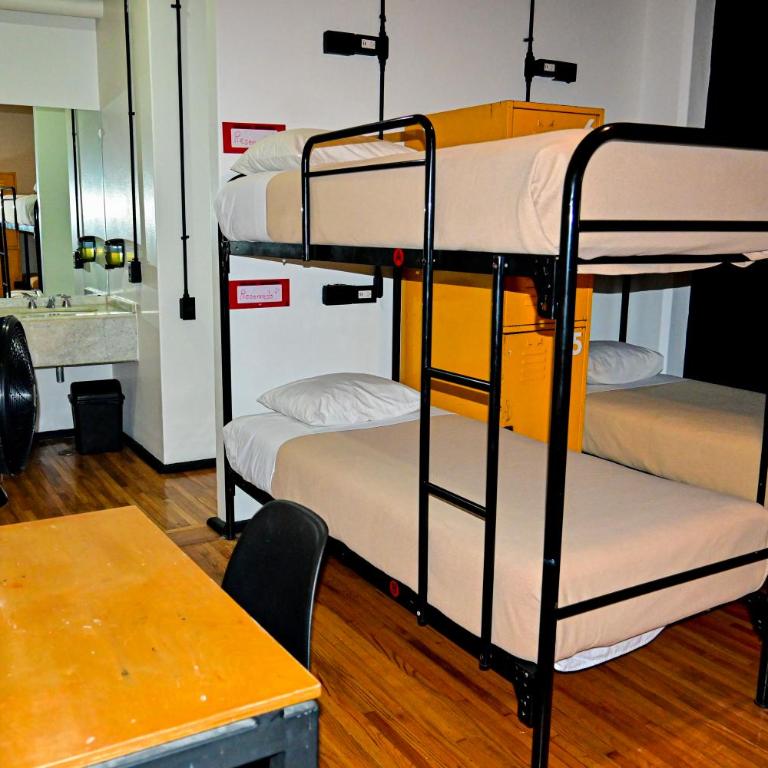 Hostel Mundo Joven Catedral - Bed in 6-Bed Mixed Dormitory Room Exterior Shared Bathroom - 2