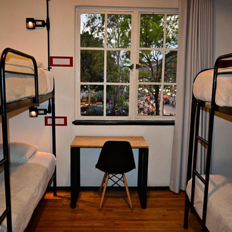 Hostel Mundo Joven Catedral - Bed in 6-Bed Female Dormitory Room Exterior Shared Bathroom - Zocalo View - 3