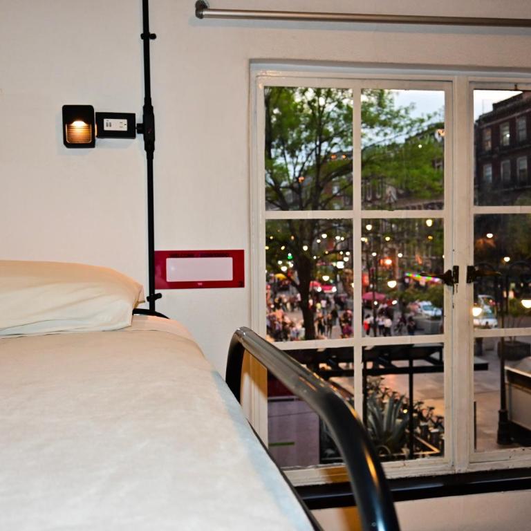 Hostel Mundo Joven Catedral - Bed in 6-Bed Female Dormitory Room Exterior Shared Bathroom - Zocalo View - 2