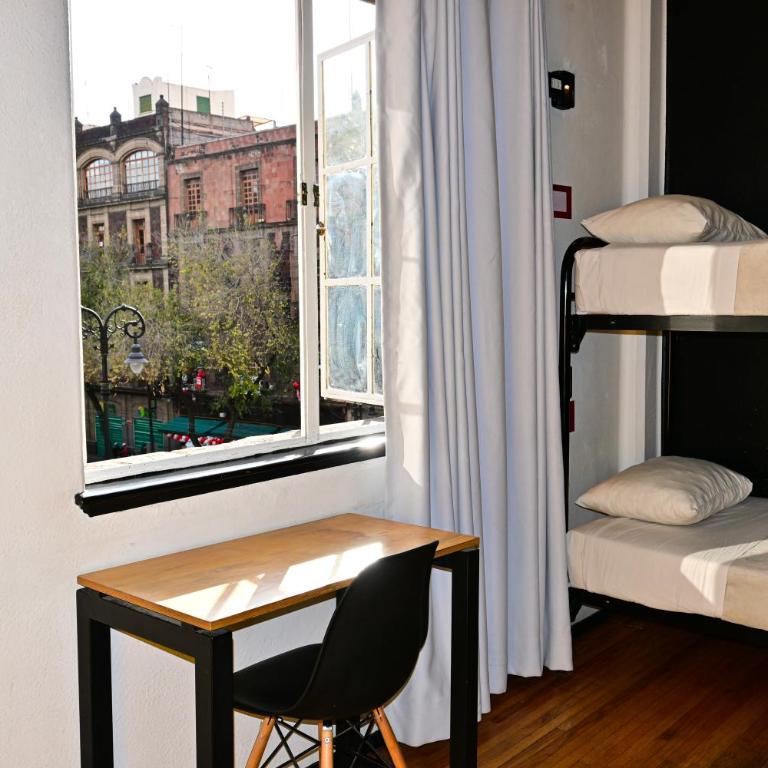 Hostel Mundo Joven Catedral - Bed in 6-Bed Mixed Dormitory Room Interior Shared Bathroom - Zocalo View - 2