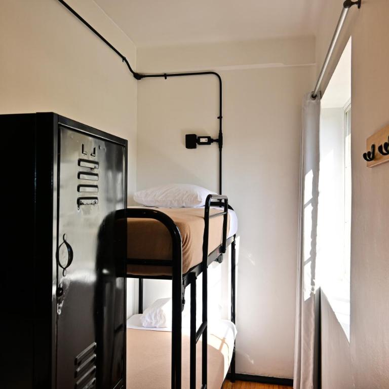 Hostel Mundo Joven Catedral - Bed in 6-Bed Mixed Dormitory Room Interior Shared Bathroom - Zocalo View - 3