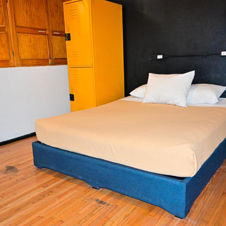 Hostel Mundo Joven Catedral - Double Room with Shared Bathroom - 3